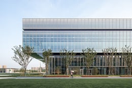 DKU's LEED-Gold certified library balances natural light and energy efficiency, using strategies like self-shading and vertical shading. A grand cantilevered structure creates a distinct entrance and an elevated reading room. | ©RAWVISION studio