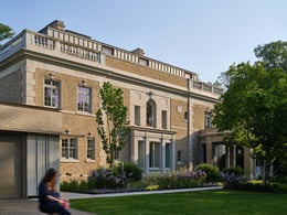 Sitting within a heritage enclave in midtown Toronto, House on the Park comprises a full renovation and restoration of a stately century-old home as well as the addition of a new wing and penthouse bedroom suite that harmonize with the original exteriors. | doublespace photography