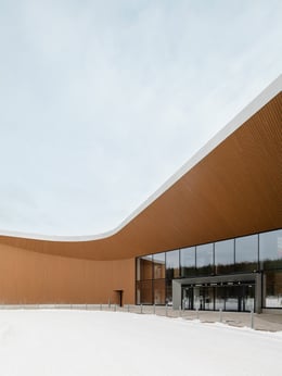 Lapland Central Hospital new entrance features a warm-toned wood canopy that welcomes visitors. | Niclas Mäkelä