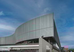 On the street side, a sharp architectural cut breaks the symmetry, defining the boundary with the city | JDParchitects
