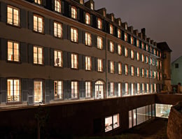 Hotel Les Haras © Nicolas Mathéus, courtesy of Jouin Manku | L’ampliamento dell'Hotel Les Haras a Strasburgo è stato realizzato all'interno di un edificio ottocentesco, che un tempo ospitava una clinica e si trova di fronte all’ex scuderia reale, occupata dall’albergo insieme al suo ristorante.  La continuità tra pre-esistenza e nuovo intervento è stata assicurata attraverso la riqualificazione  di un vecchio tunnel abbandonato che collega  i due edifici.