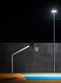 H-FARM Campus - Impianti Sportivi -  © Marco Zanta, courtesy Zanon Architetti Associati | Linea Light Group ha fornito i corpi illuminanti per vari edifici e spazi esterni del progetto. Il proiettore outdoor Clivo_SL è stato impiegato in versione customizzata per illuminare gli ingressi degli edifici, mentre i prodotti della collezione I-LèD Industrial hanno trovato applicazione nei campi sportivi, nelle zone adibite a parcheggio e nei camminamenti interni.