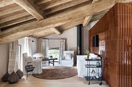 Hotel Paradis Agricole | © Filippo Bamberghi, courtesy Point3architecture | Nelle stanze del boutique hotel, ciascuna identificata dal nome di un fiore, finiture rustiche come il soffitto in legno lasciato a vista e il pavimento in cotto, oppure il parquet, fanno da sfondo a opere d’arte contemporanea.