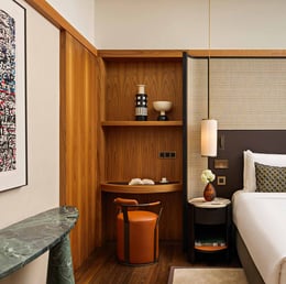 Park Hyatt Milan Hotel Signature Suites - ©Filippo e Andrea Tagliabue, courtesy of Park Hyatt Milano | The lighting design features suspension lamps that create a comfortable atmosphere, with particular attention paid to the use of warm tones to accentuate details. In the bedroom, the balanced combination of wood and fabric creates a welcoming and familiar environment.