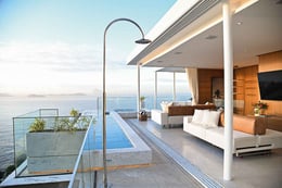 La Vue Penthouse - ©Maxwell Costa, courtesy Luxivité International Property Group | Le vetrate scorrevoli della suite con terrazza all’ultimo piano eliminano i confini tra interni ed esterni e la piscina a sfioro con affaccio sul mare permette di godere appieno del panorama.