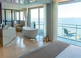 La Vue Penthouse - ©Maxwell Costa, courtesy Luxivité International Property Group | Gli interni si distinguono per una palette di colori neutri e un design sobrio. Le stanze sono avvolte da superfici bianche, arricchite da sfumature di blu che richiamano il colore del mare.