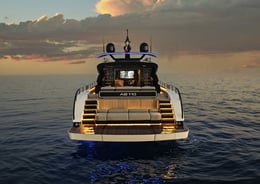 Come un loft sul mare | © Maurizio Paradisi, courtesy Marco Casamonti (Archea Associati) | Tutti gli spazi dello yacht sono concepiti come fossero un’unica materia liquida: l’area beach in aggetto sul mare e il pozzetto di poppa ne sono un perfetto esempio, collegati l’una con l’altro da due scalette laterali e rivestiti in teak senza soluzione di continuità.