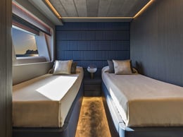 Come un loft sul mare | © Maurizio Paradisi, courtesy Marco Casamonti (Archea Associati) | AB110 fa della spaziosità uno dei suoi caratteri identitari: è così anche per le cabine – fino a quattro per gli ospiti – a partire da quella armatoriale a prua, con letto matrimoniale e arredi su misura.