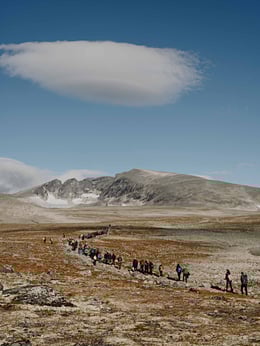 L’escursione al monte Snøhetta nel 2024 | © OiOiOi, courtesy Snøhetta