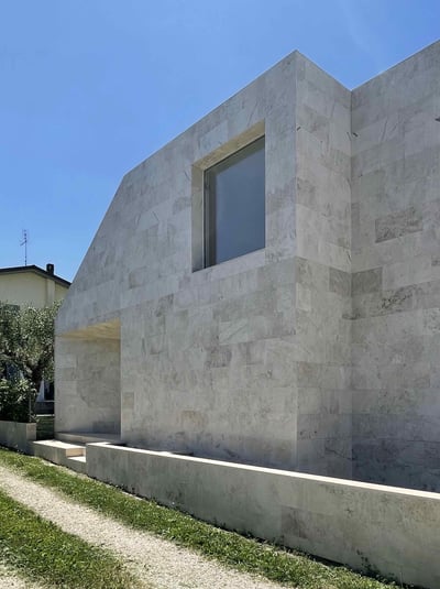 Stonehouse: travertine and light for 43sqm houses in Fiano Romano