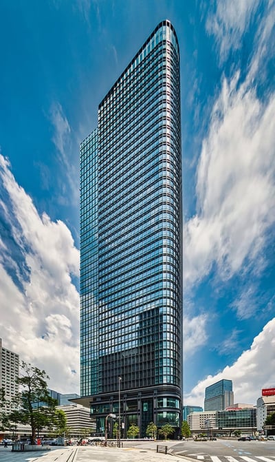 Tokyo Torch Tokiwabashi Tower, between town and landscape