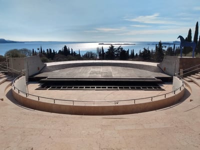 The renovation of "Anfiteatro Vittoriale degli Italiani" follows the original idea of Gabriele D'Annunzio, improved by modern technologies