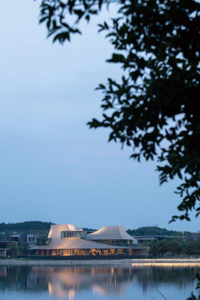 Community Center of Fragrant Lake, a polysemous and introverted space