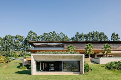 Valencia House, characterized by slendera and horizontal lines