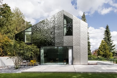 House 10x10 - The Camouflage House: A reflective surface that change appearance throughout the day and across seasons