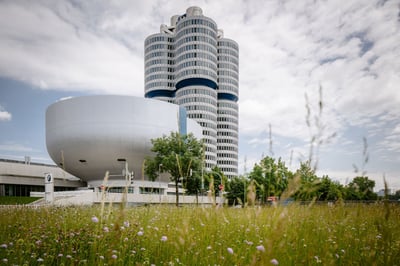 BMW sceglie i 50 anni della futuristica torre dell'Headquarter di Monaco per celebrare la rotta verso l'elettrico