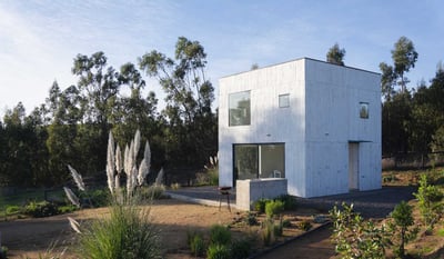 Kuvo House, una casa per le vacanze in riva al mare a forma di cubo