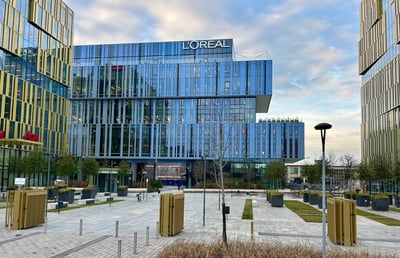 The Sign - L’Oreal, interpretare la luce e l’innovazione in facciata