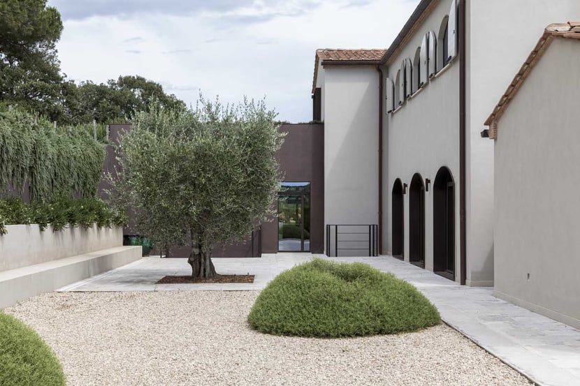 Il casale celato di Westway Architects a Capalbio
