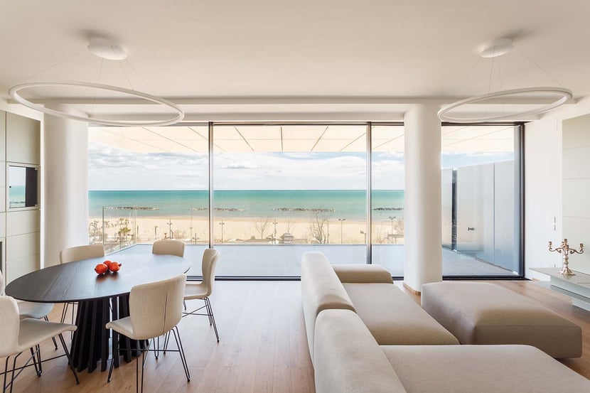 Riviera 107: a building that reaches out towards the Abruzzo coast