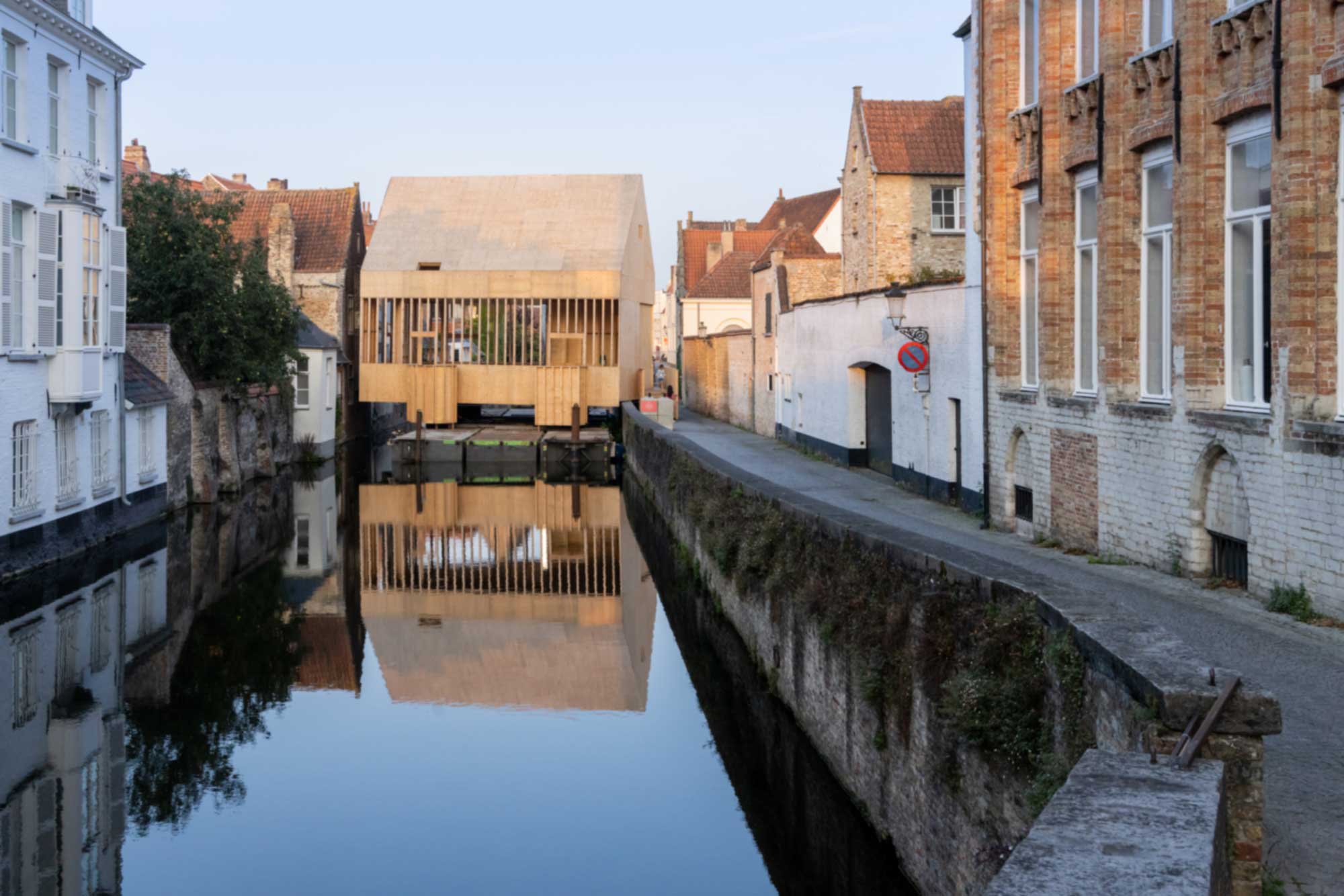 Una casa di legno galleggiante per la Triennale di Bruges