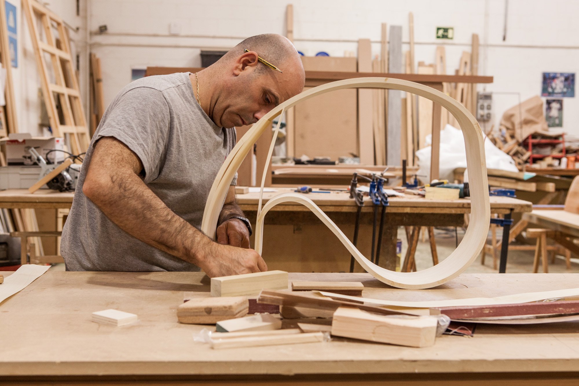 A carpenter at La Navarra working on a section of veneer for ‘Ribbon’ tables | © Uxío Da Vila