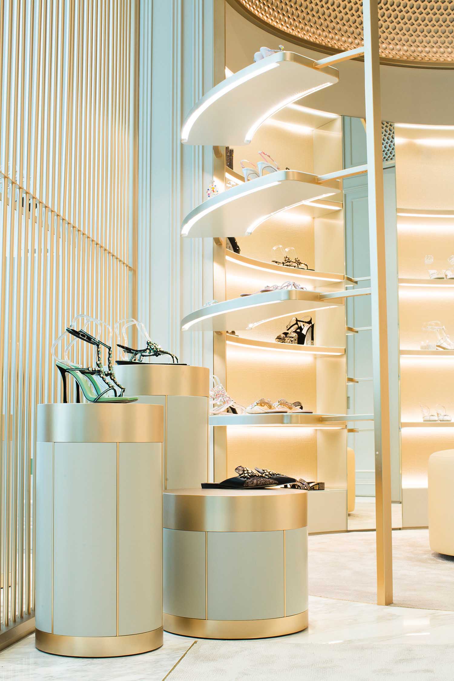 Boutique di René Caovilla, Dubai, EAU - © Courtesy Caovilla | Per l'interior design sono stati scelti materiali della tradizione veneziana,  come legni pregiati,  cristalli e marmi, abbinati  a colori caldi ed eleganti.