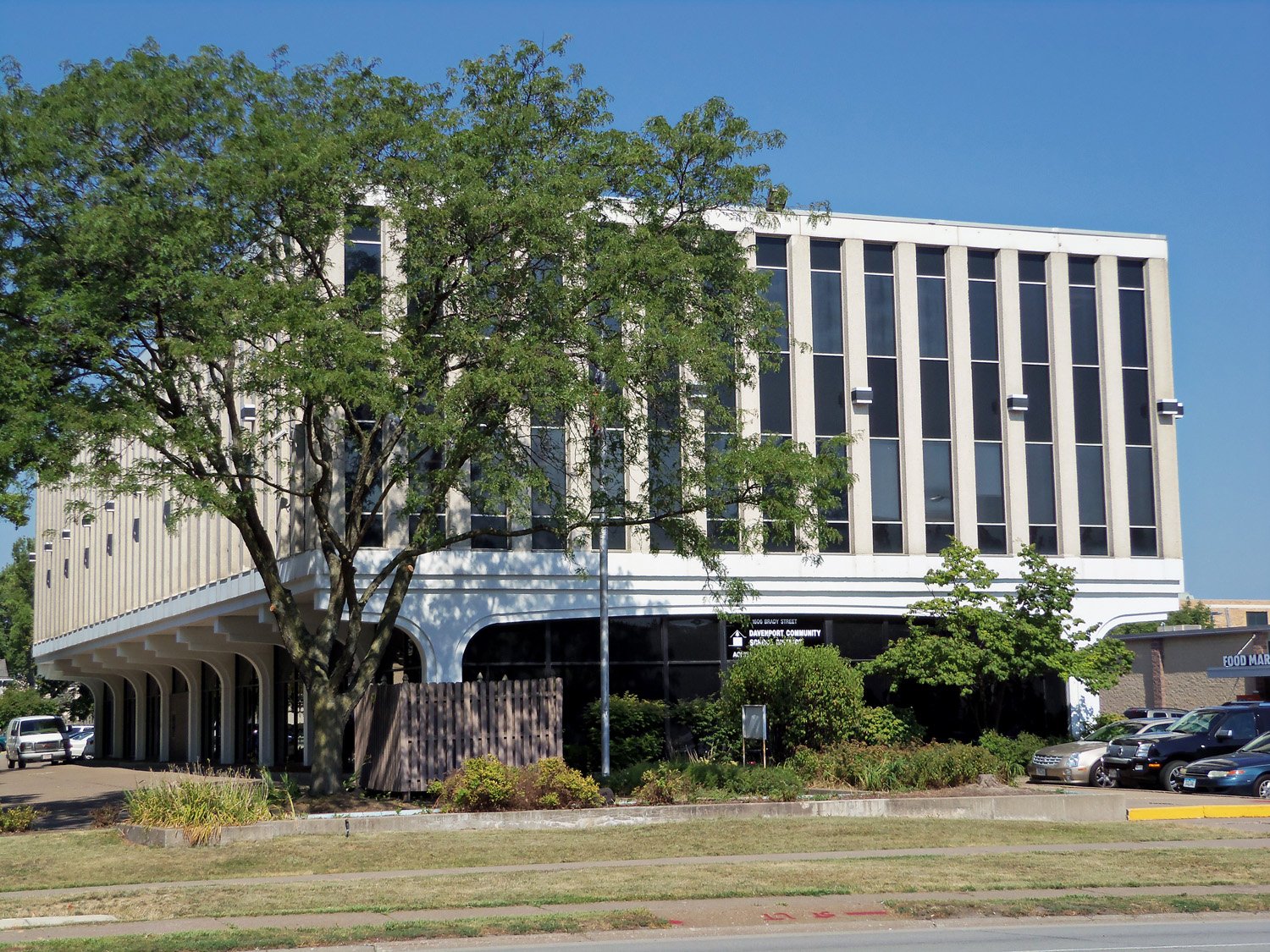  First National Bank, Davenport, IA, 1967. Foto di Farragutful / Wikimedia Commons. Immagine con licenza CC-BY-SA-3.0