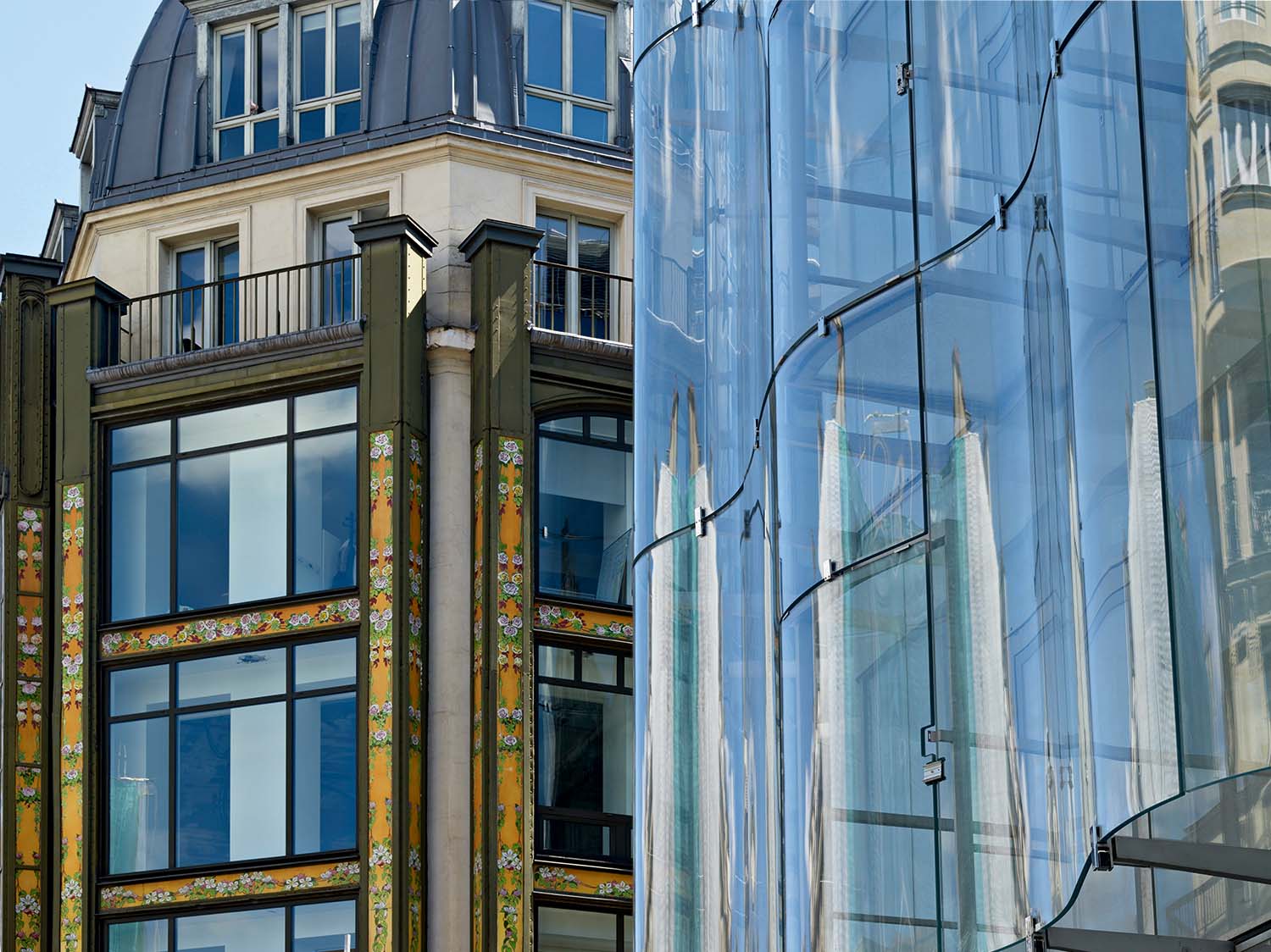 La Samaritaine - © We Are Contents courtesy La Samaritane | The new glass façade is juxtaposed with the old one, creating a contrasting yet harmonious effect in an approach conceived to give  the designers’ creative free rein without betraying the location’s original spirit; indeed, enhancing  its hallmark features.