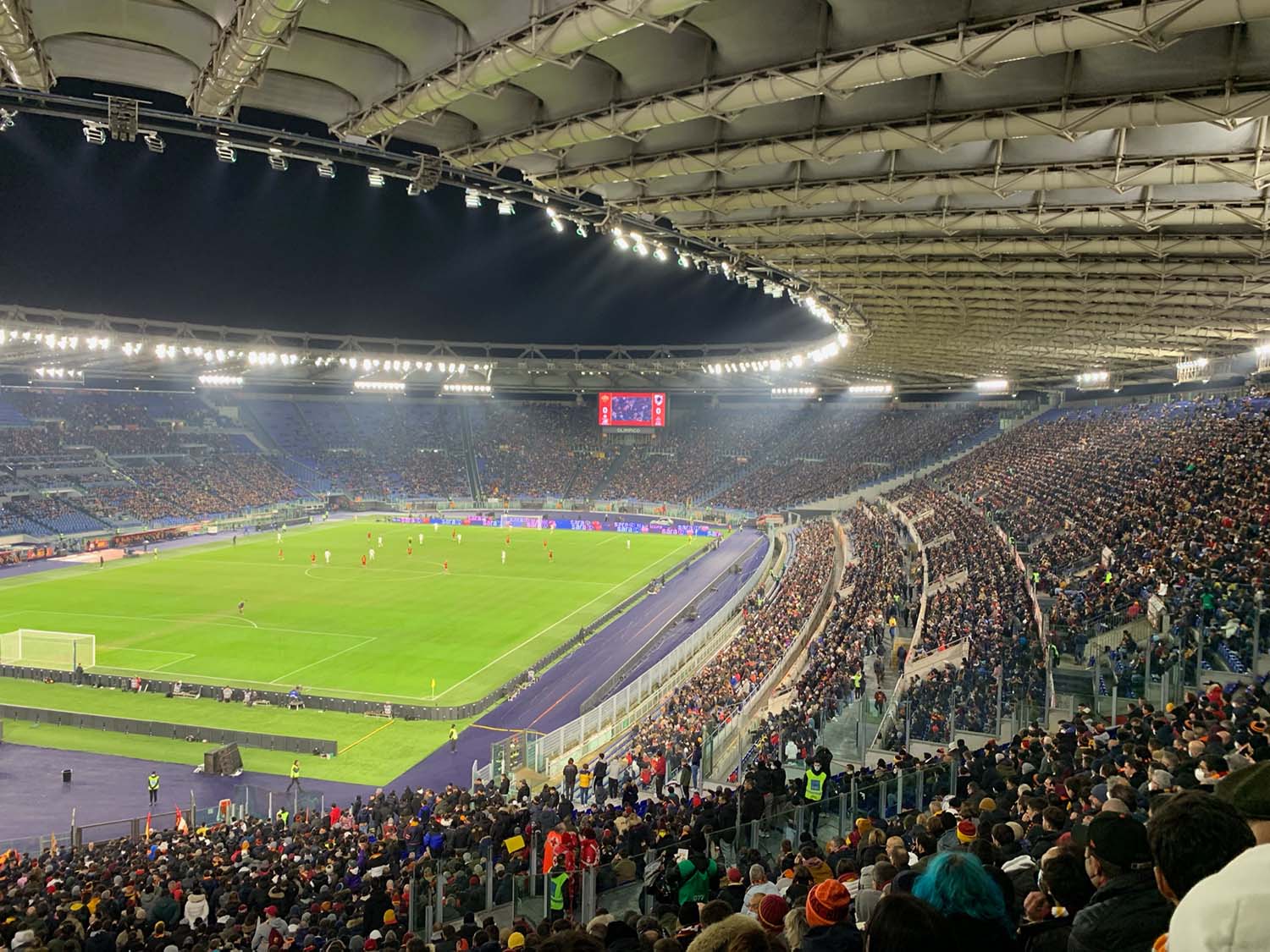 Lo Stadio Olimpico durante una partita di calcio | Photo by Vincenzo Togni / Wikimedia Commons, License CC Attribution-Share Alike 4.0 International (CC BY-SA 4.0)